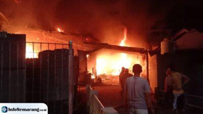 Kebakaran Hebat di Semarang: Bengkel Motor dan Gudang Tiner Hangus Terbakar